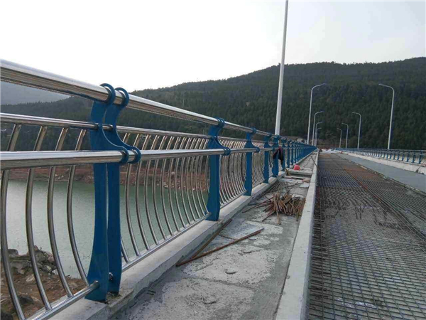 鹰潭不锈钢桥梁护栏的特点及其在桥梁安全中的重要作用