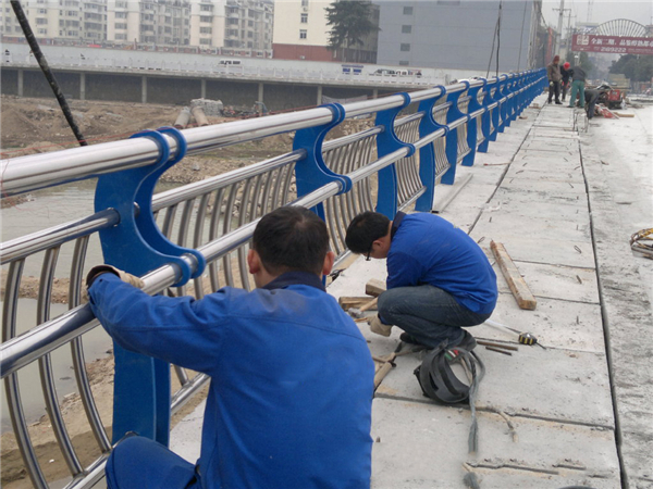 鹰潭不锈钢河道护栏的特性及其在城市景观中的应用